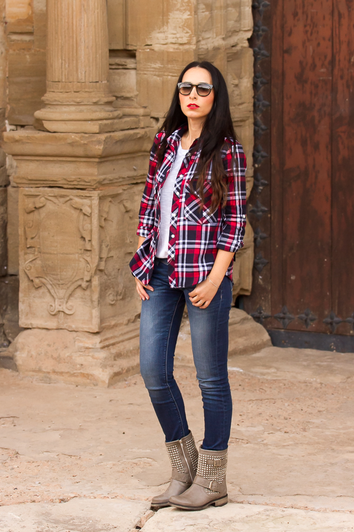 Plaid Lumberjack and Studded Boots | Or Without Shoes - Blog Influencer Moda Valencia España