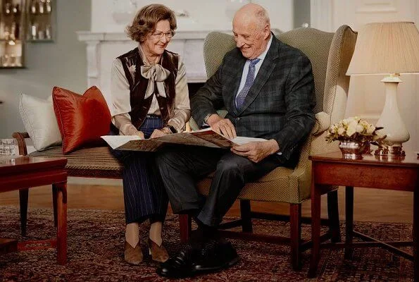 Royal Court has released official photos of King Harald and Queen Sonja. King Haakon and King Olav. Sonja wore a silk blouse and velvet vest