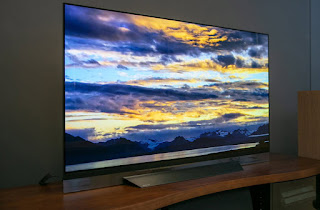 Contoh pemanfaatan: LG memasarkan televisi dengan layar OLED yang tebal 4,3 mm.