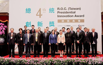 蔡總統與總統創新獎委員會委員及獲獎者合影 蔡總統與總統創新獎委員會委員及獲獎者合影