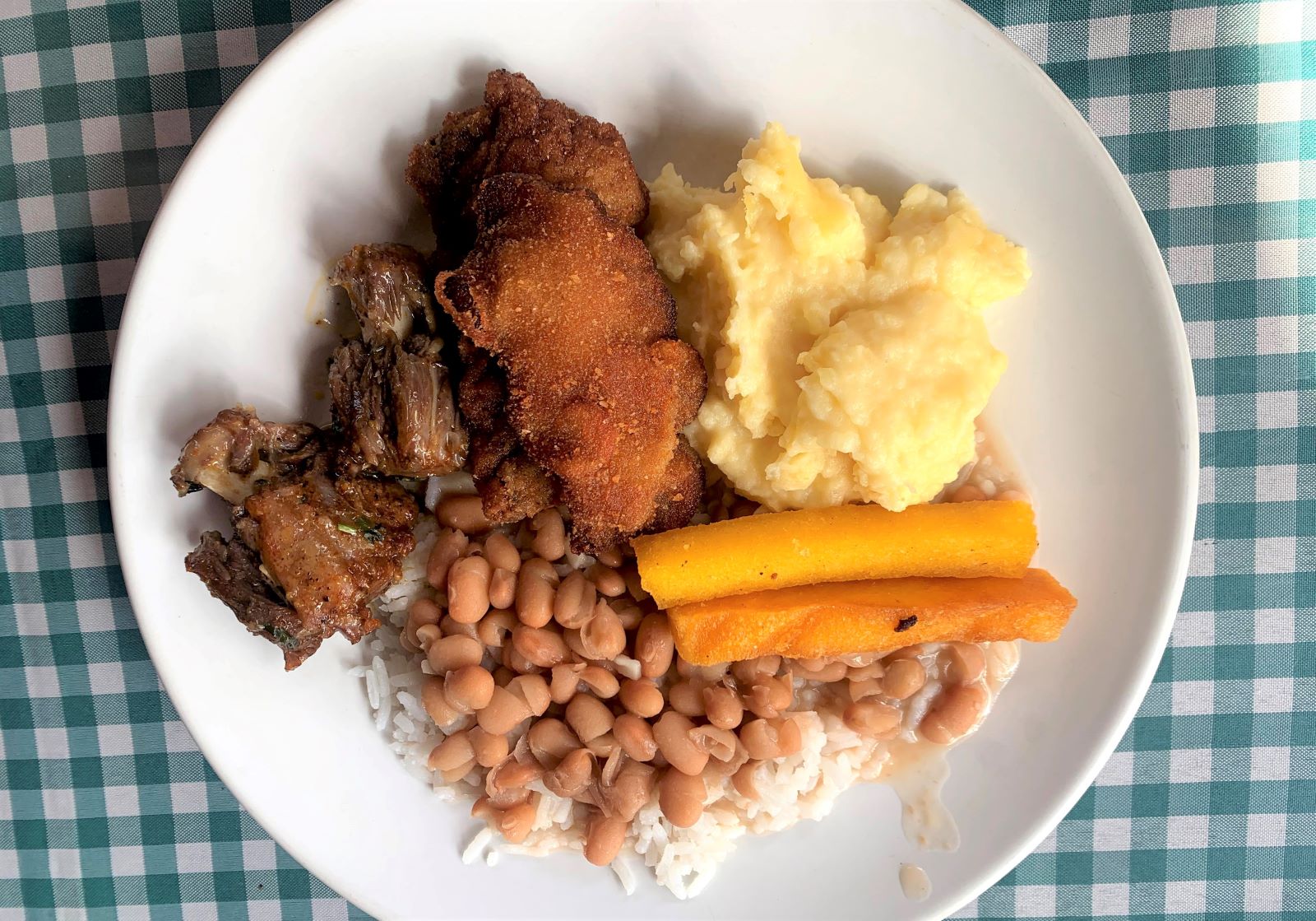 Monte Alegre do Sul (SP) prato de comida com arroz, feijão, mandioca frita e rabada