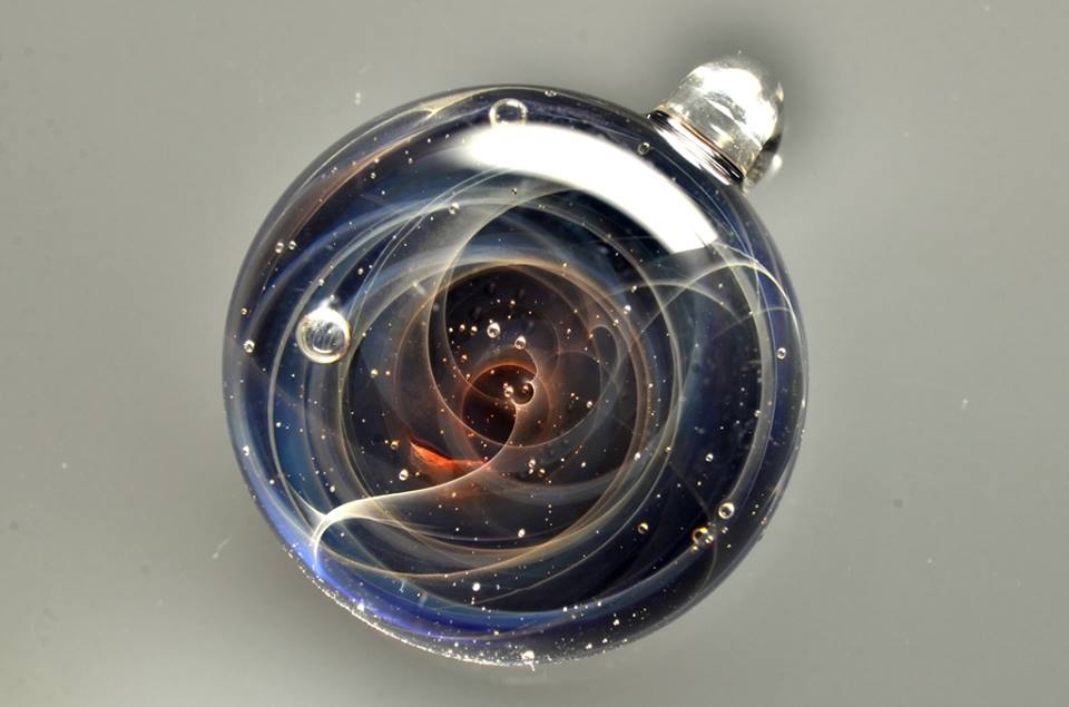04-Satoshi-Tomizu-とみず-さとし-Galaxies-Sculpted-in-Space-Glass-Globes-www-designstack-co