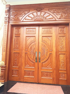 Mẫu 2: Cửa gỗ gõ đỏ, cửa mặt tiền : Gõ đỏ Nam Phi giá 15.1 triệu /m2