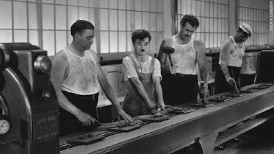Charlot en la cadena de producción