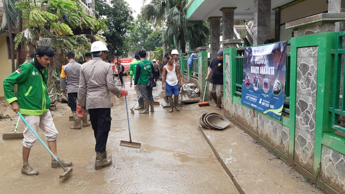 Tim Relawan Bahu Membahu Membersihkan Masjid Pasca Banjir