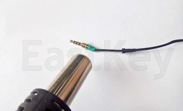 Ужимаю термотрубку, закрепляю кабель в коннекторе