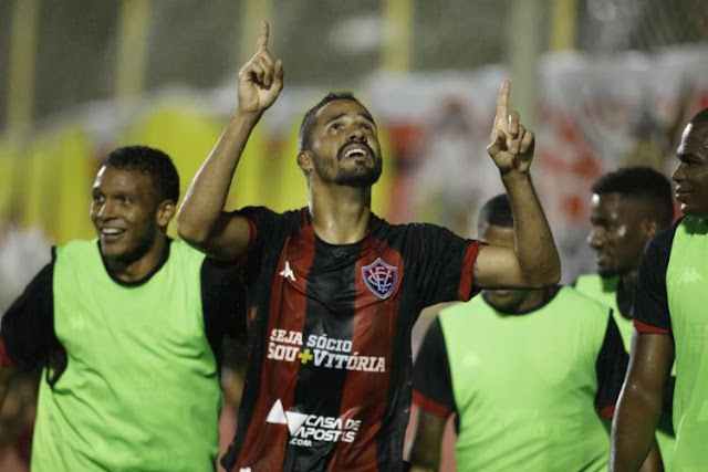 Com dois de Anselmo Ramon, Vitória bate Criciúma e finda jejum