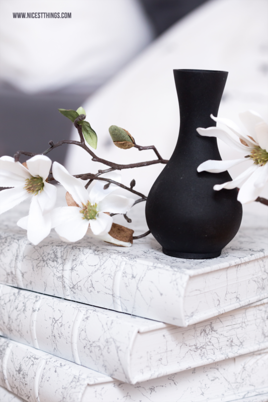 Büchertisch mit Marmor Effektspray