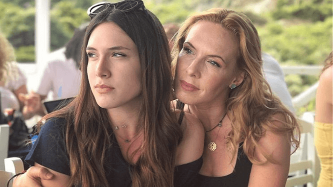  Η κόρη της Εβελίνας Παπούλια ποζάρει με μπικίνι και εντυπωσιάζει με τις αναλογίες της