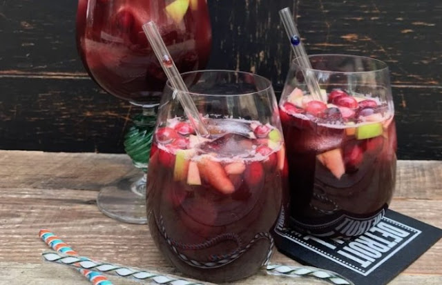 Cranberry Apple Cider Sangria #drinks #cocktails