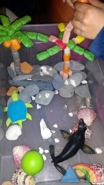 Mini mundo marino hecho con conchas, piedras y playmais