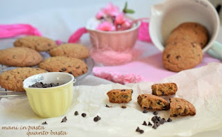 American-style dark and chewy chocolate chip cookies 