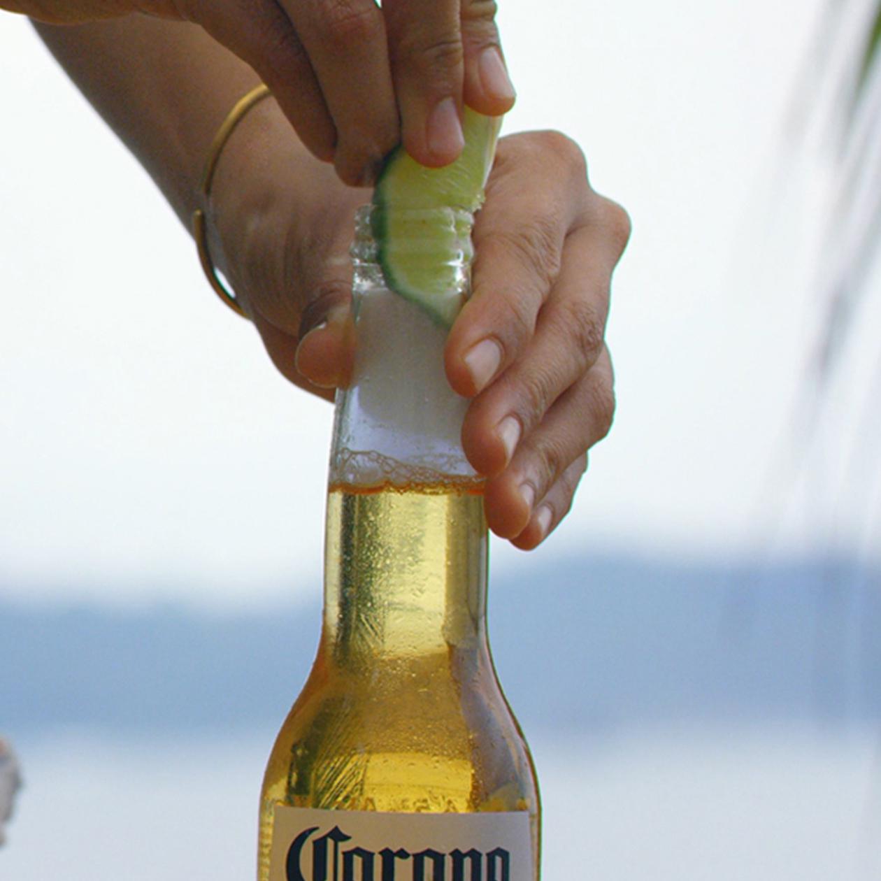 Как пить пиво корона. Corona Extra with Lime. Пиво с лаймом. Пиво корона с лаймом. Корона Экстра с лаймом.