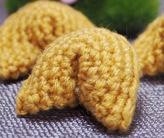 PATRON GRATIS GALLETA DE LA FORTUNA AMIGURUMI 40337