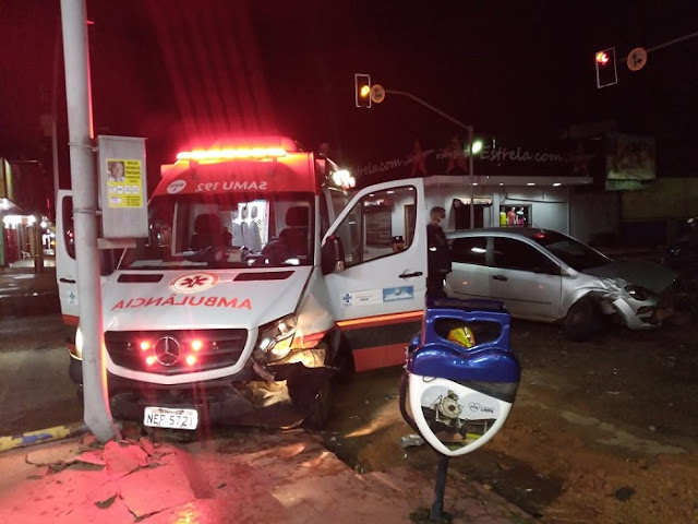Ambulância do Samu se envolve em acidente em cruzamento na zona leste 2 Ambulância do Samu se envolve em acidente em cruzamento na zona leste