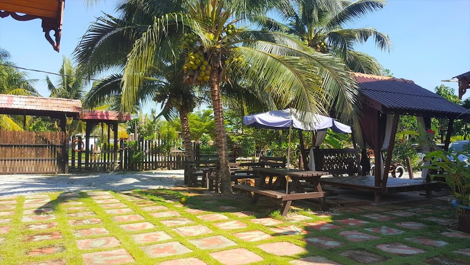 Homestay Ala Kampung Siap Ada Kolam Renang Luas Depan Rumah Di Tanjung