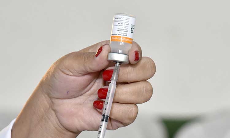 Vacinação avança e mortes por Covid-19 reduzem no Brasil, aponta CNM