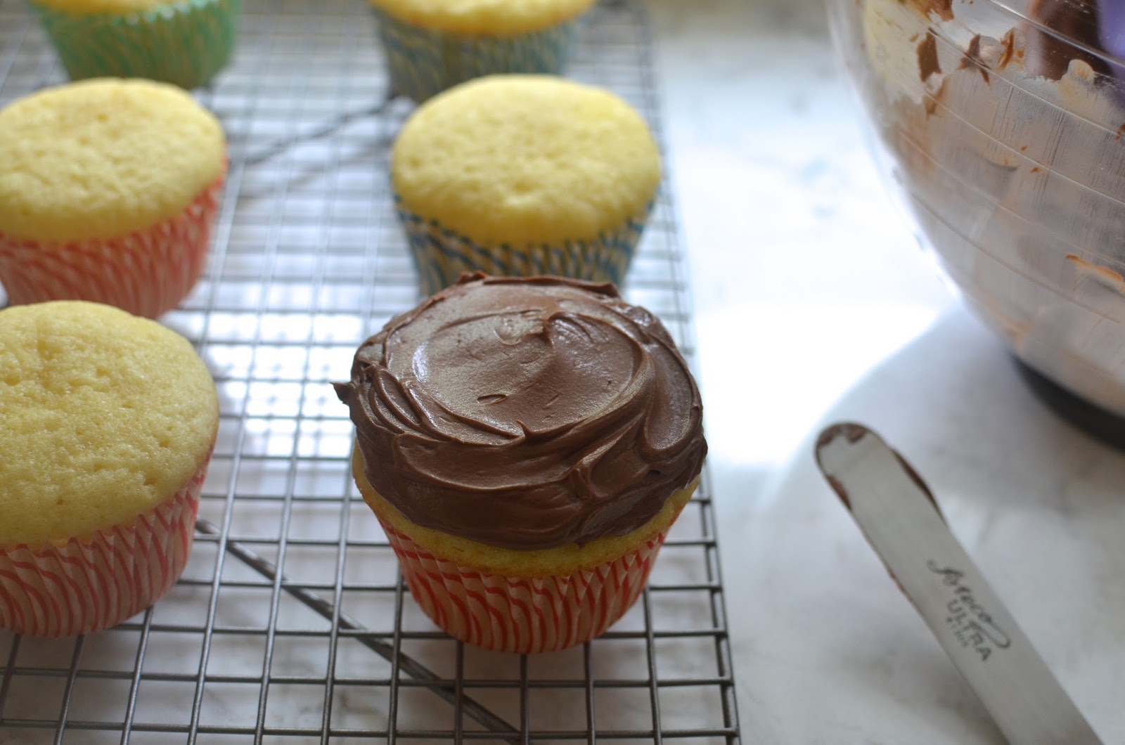 Playing with Flour: Vanilla cupcakes with chocolate frosting
