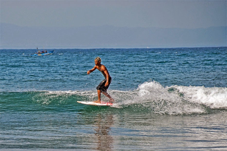 surfing pantai batukaras