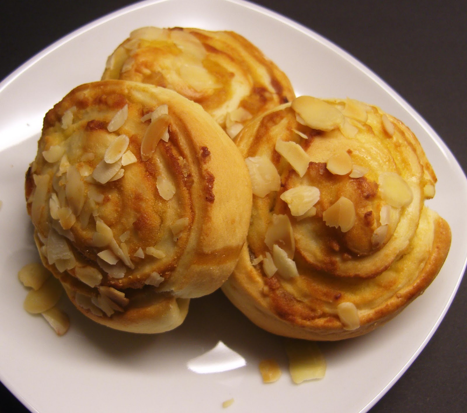 Baiserhäubchen : Marzipan-Aprikosen-Schnecken