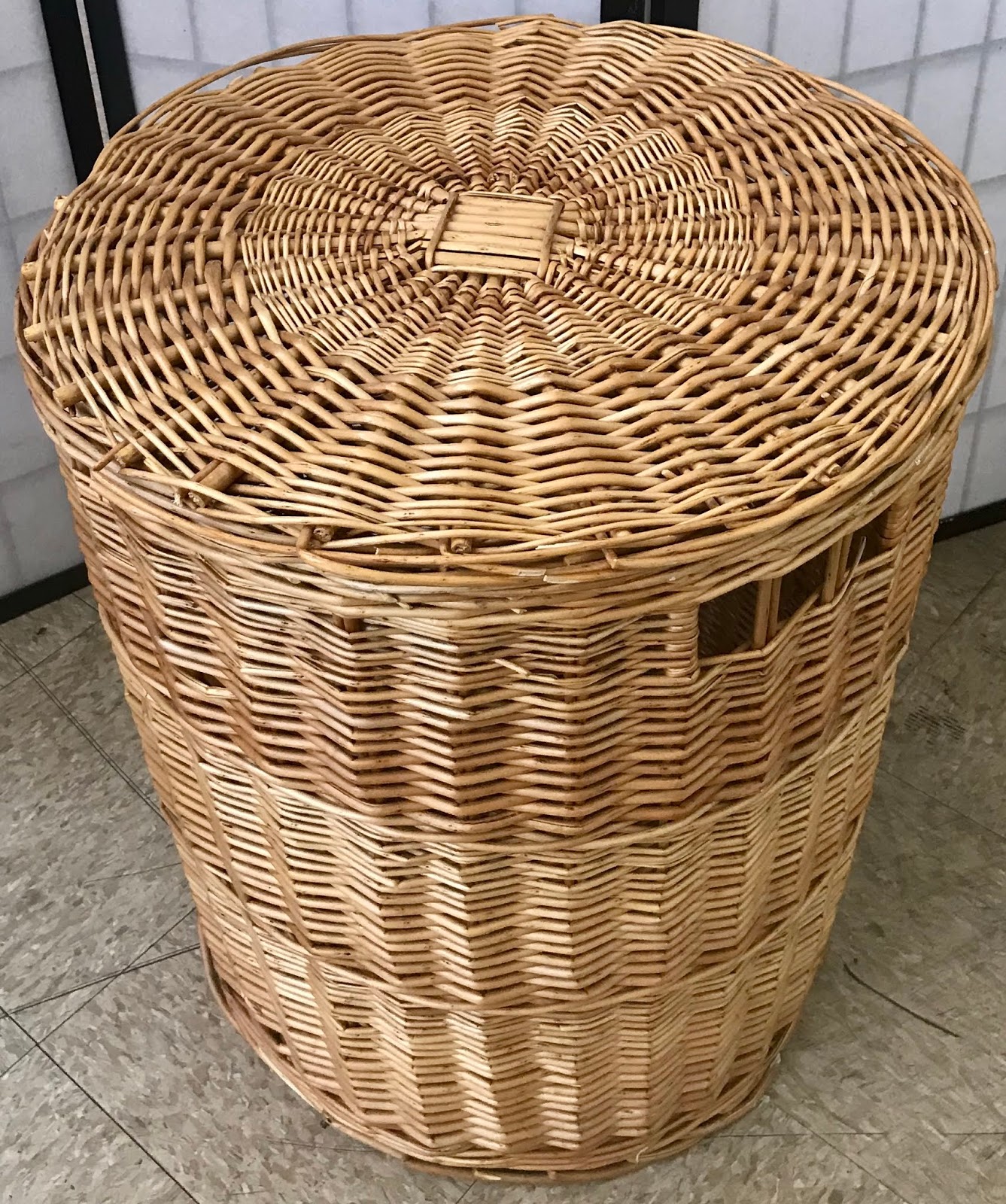 Uhuru Furniture & Collectibles 471540 Wicker Hamper 15 SOLD
