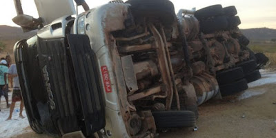 Carreta carregada de sal tomba no Contorno Rodoviário em Catolé do Rocha