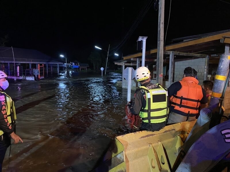 ไม่ทันตั้งตัว เจ้าหน้าที่ เร่งอพยพชาวบ้านด่วน ฝนถล่ม น้ำป่าทะลักท่วม เดือดร้อนกว่า 300 หลัง