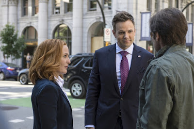 Gillian Anderson, David Duchovny and Joel McHale in The X-Files (2016)