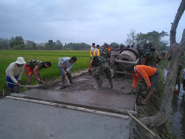 Cuaca Yang Panas Tak Pengaruhi Semangat Kerja Prajurit di TMMD Jimbung