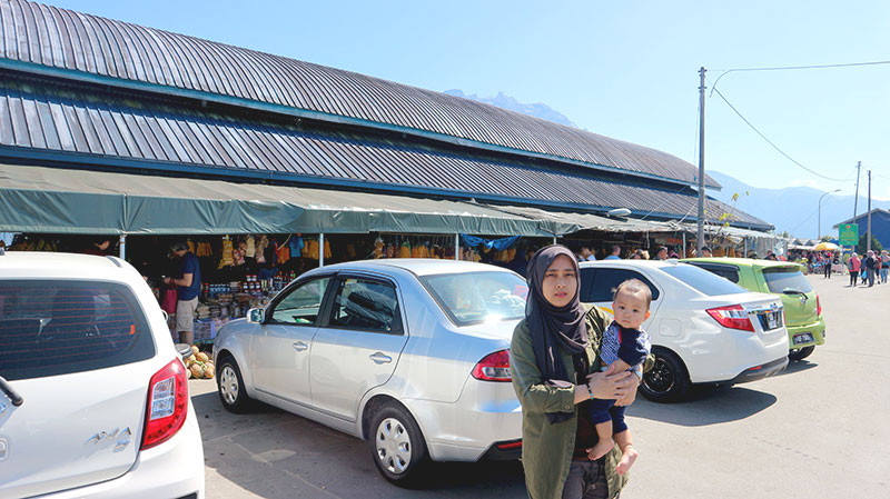 Jual buah potong dan buah tempatan lain di Pekan Nabalu