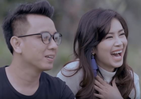 Lirik Lagu Dangdut Entah Apa Yang Merasukimu Voc. Ilir 7. Cipt. - Aekbila