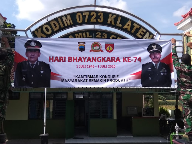 Wujud Sinergitas TNI-Polri, Koramil Ceper Pasang Spanduk HUT Bhayangkara