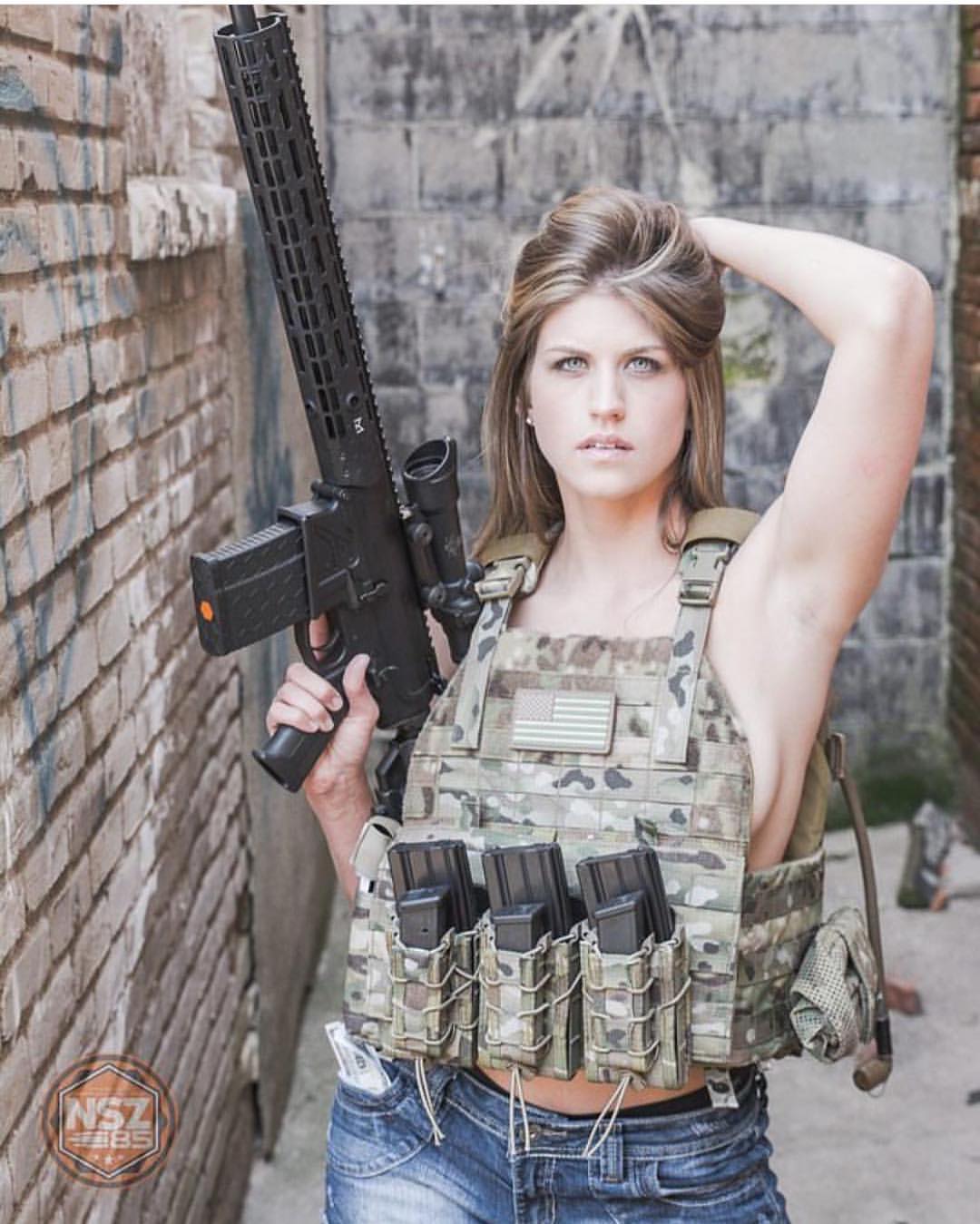 [Image: Sexy-military-girls-with-guns_09.jpg]