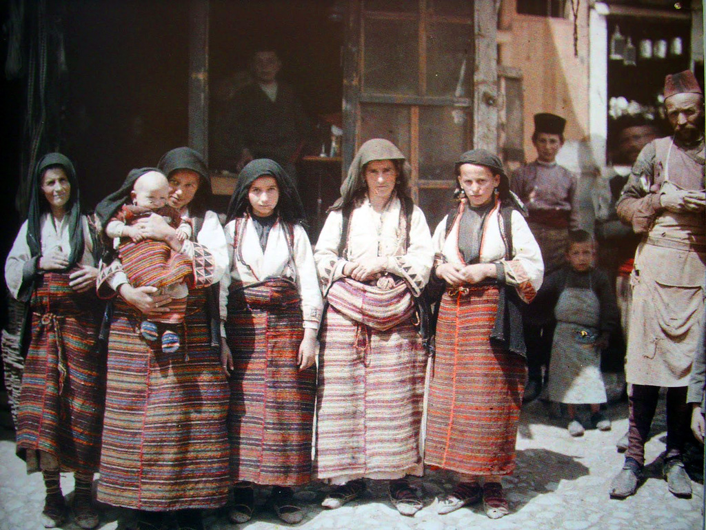 История первой цветной фотографии. Сербы 20 век. Болгария 20 век. Румынские крестьянки 19 века. Болгария 19 века.