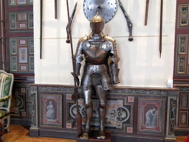 White armour with besagews and a sparrow beaked helment, collection of the Chateau of Chenonceau, Loir et Cher, France. Photo by Loire Valley Time Travel.