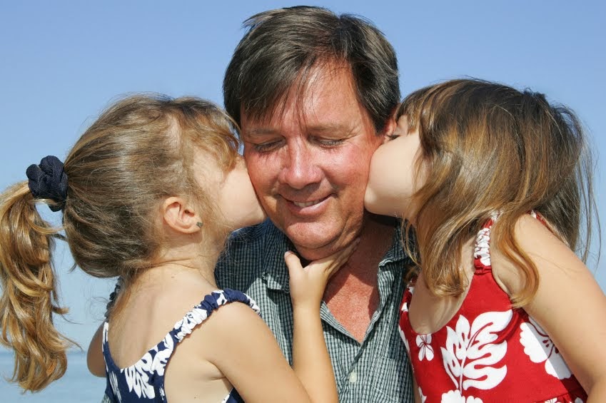 Real daddy daughter. Kiss dad. Father and daughter в губы. Old Daddy kissing фото. Dad Kisses Prisoners.