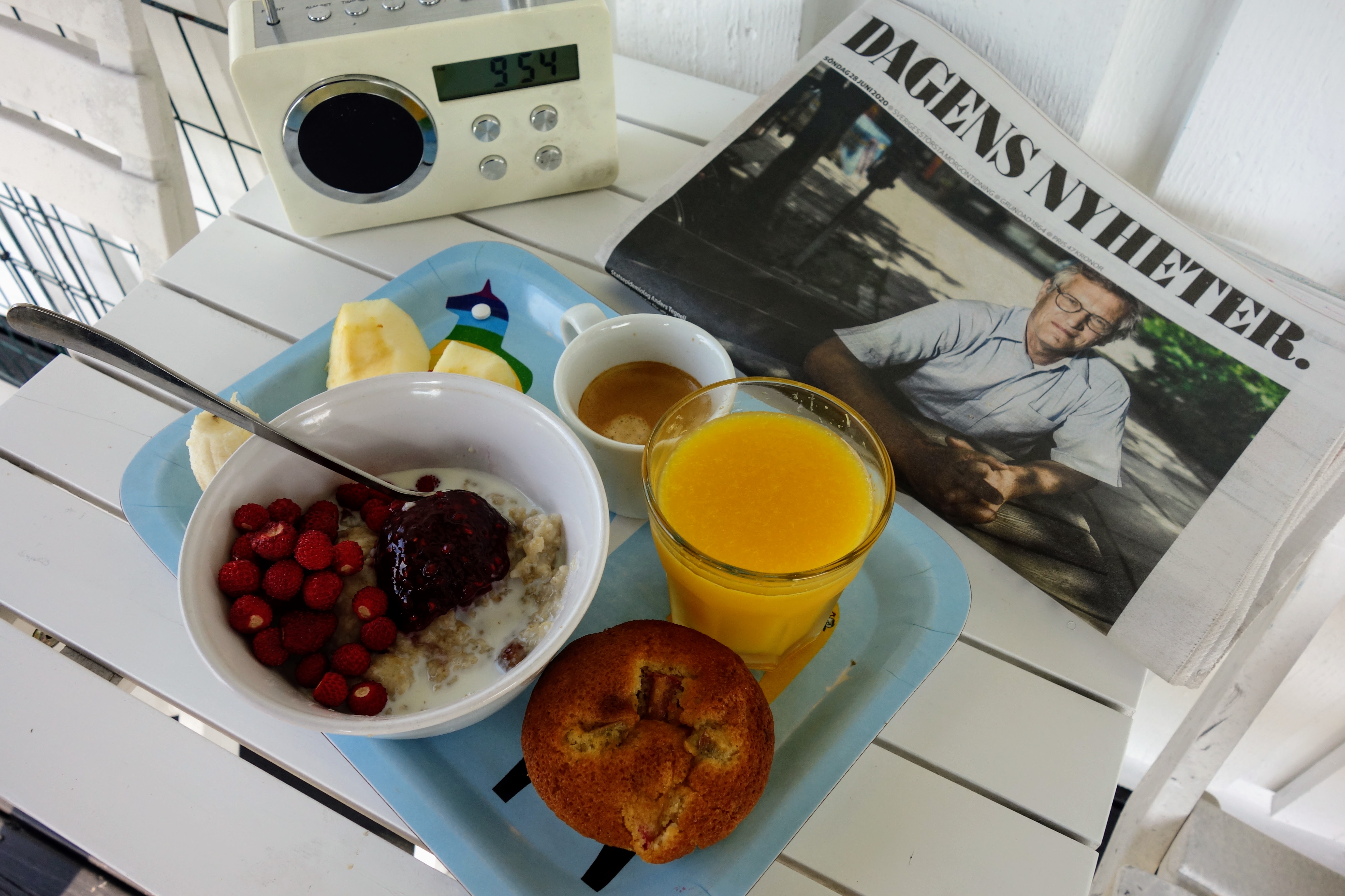 ゾウの赤ちゃんが鼻で楽しんでいる 18 枚の GIF