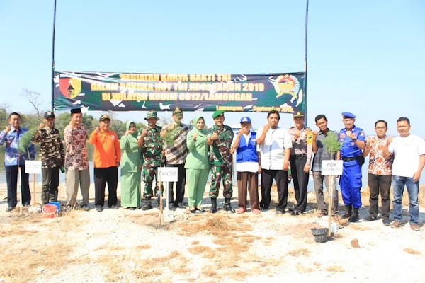 Kodim 0812/Lamongan Tanam Pohon Cemara Bersama Warga Kodim 0812/Lamongan Tanam Pohon Cemara Bersama Warga