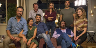 Il regista insieme al cast. Il regista insieme al cast.