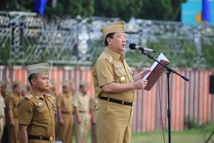 Jadi Pembina Upacara Bulanan, Pj. Gubernur Boytenjuri Sampaikan Selamat Hari Raya Idul Fitri