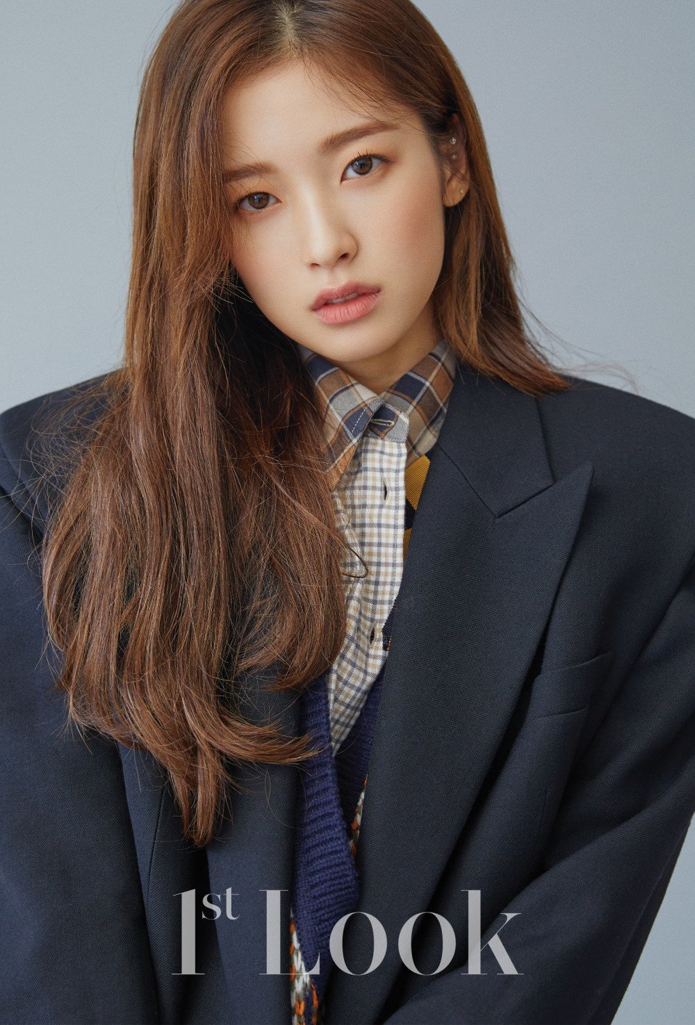 Oh My Girl's Arin Shows Matured and Elegant Side for 1st Look Magazine Photo Shoot