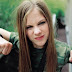  Avril Lavigne décédée en 2003 ! Son sosie aurait prit sa place depuis tout ce temps? - Page 3