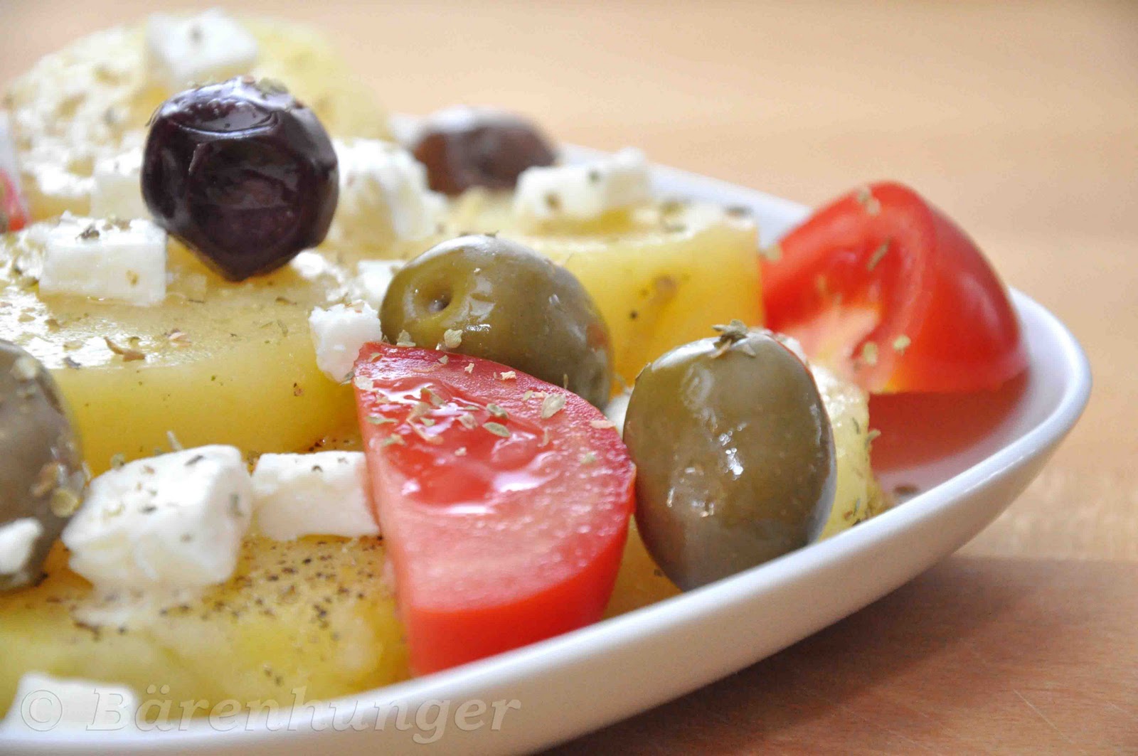 Griechischer Kartoffelsalat mit Oliven, Feta und Tomaten | Bärenhunger