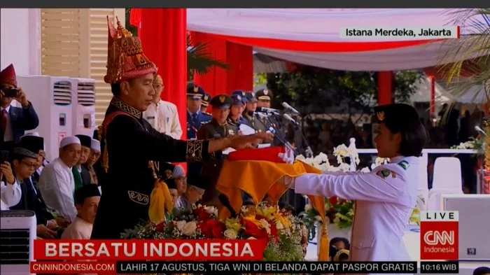 tarrisa maharani dewi mengambil bendera