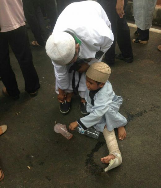 Meski Telah Dilarang Karena Kaki Patah, Bocah Ini Tetap Ngotot Ingin Ikut Aksi Umat Islam Di Mabes Polri