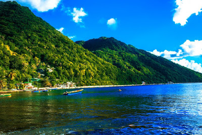 Plage à l'île de la Dominique dans les petites Antilles.