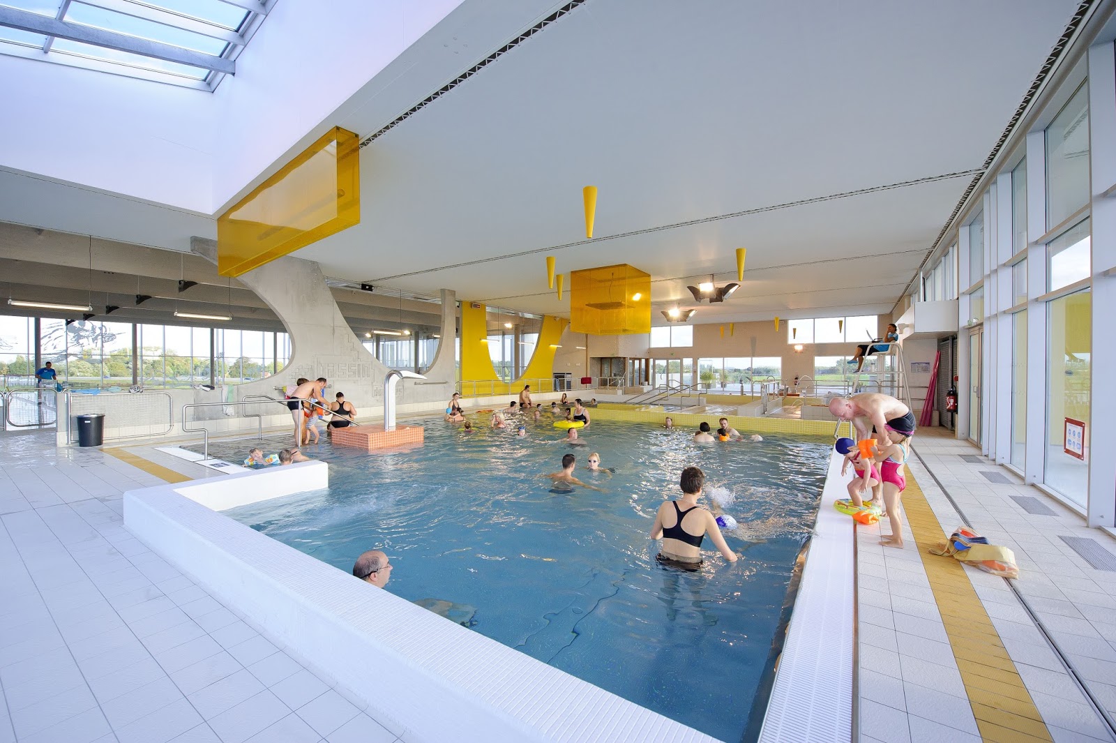 Chen Gai France ) piscine herlies