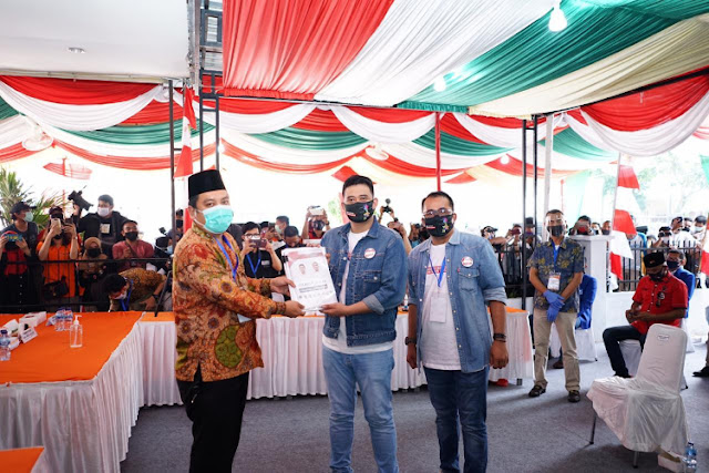 Pasangan Bobby Nasution dan Aulia Rachman mendaftar ke Komisi Pemilihan Umum kota Medan bertempat di jalan Kejaksaan No.37 Kota Medan,Sumatera Utara Jumat (4/9/2020).
