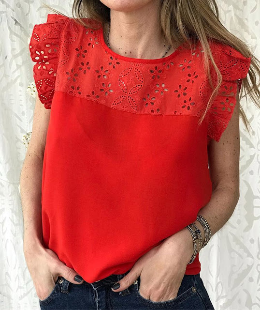 blusa roja con detalles de broderie y volados