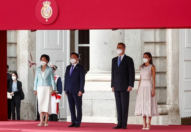 Queen Letizia wore a pink top and lace midi skirt from Felipe Varela. Gala dinner for President Moon Jae-in and Kim Jung-sook